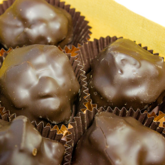 Пастильные конфекты в темном шоколаде «Девушка в жемчужном ожерелье»